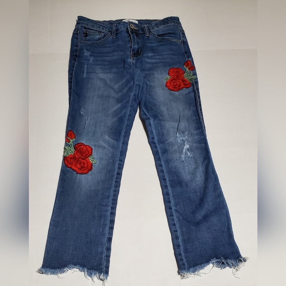 KanCan denim jeans. Estilo style. Distressed raw hem. Rose pattern.